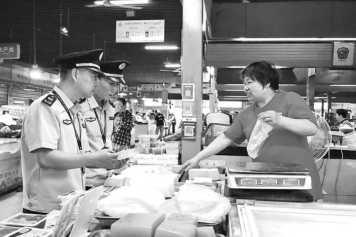 湖州市吴兴区市场监管局持续开展餐饮店食品进货票据、包装、保质期、产品检验合格证明等检查