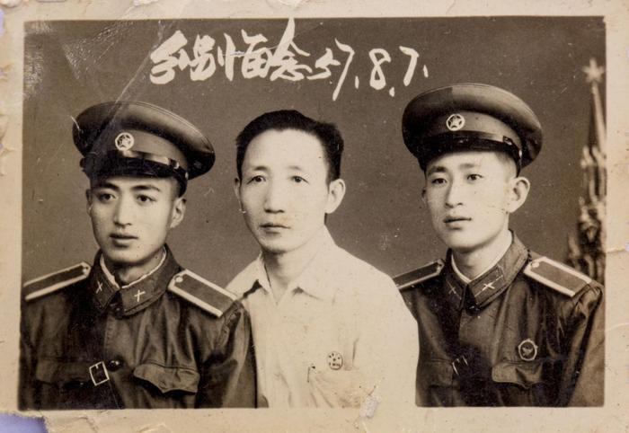 父亲齐家义(左一)与战友合影
