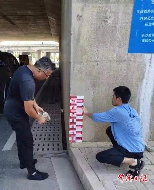 【党报连心桥】 常德市民建议低洼地段增设警示标识 部门回应：雨天观察水位标尺 谨慎通行知“深浅”