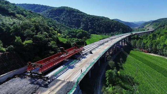 麟法高速公路首座桥梁双线架通