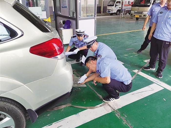 东岗交警“把脉”车辆检测机构