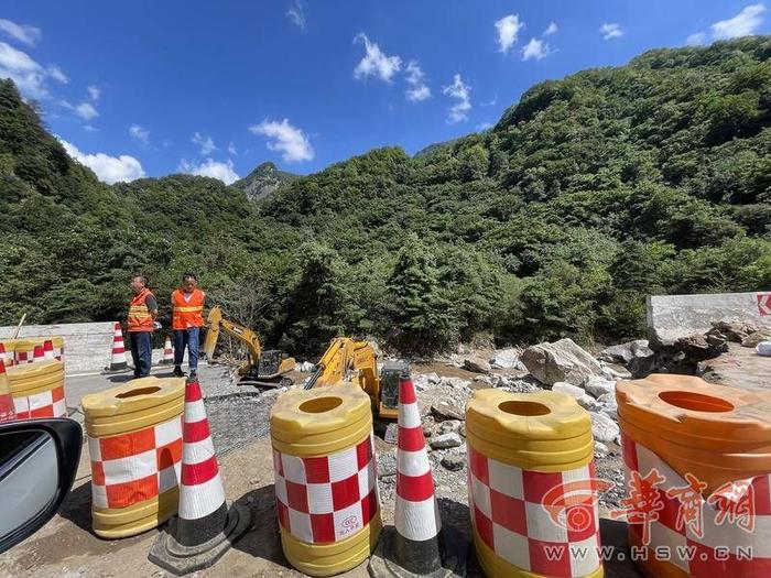 秦岭山洪抢险救援：冲垮的道路已抢通 村民被安置在酒店