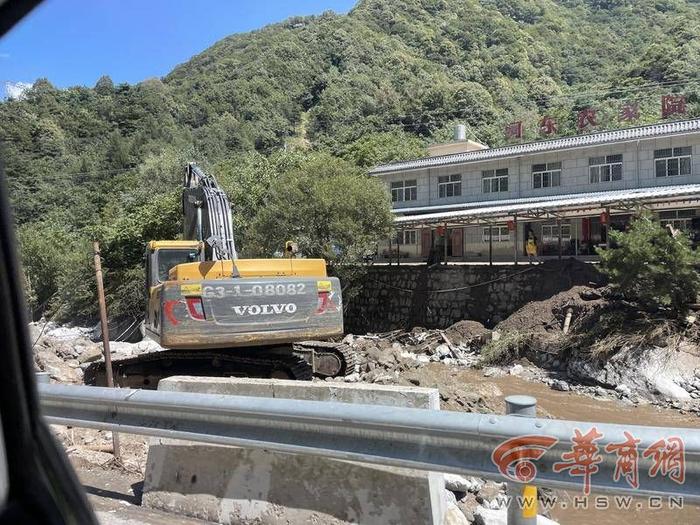 秦岭山洪抢险救援：冲垮的道路已抢通 村民被安置在酒店