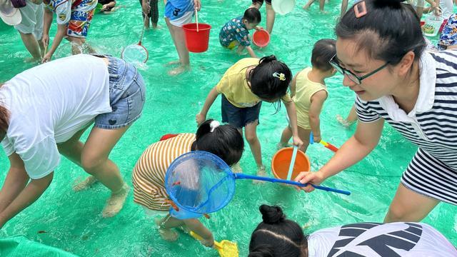 枣庄市中区龙山路街道辛庄社区举办亲子泼水节