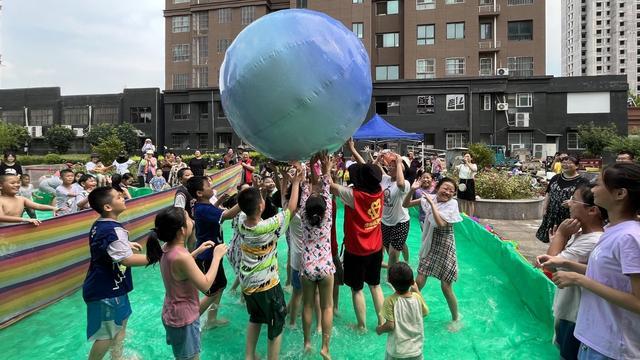 枣庄市中区龙山路街道辛庄社区举办亲子泼水节