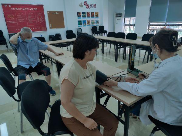 莘庄镇莘东两湾苑开展老年人免费测量血压活动