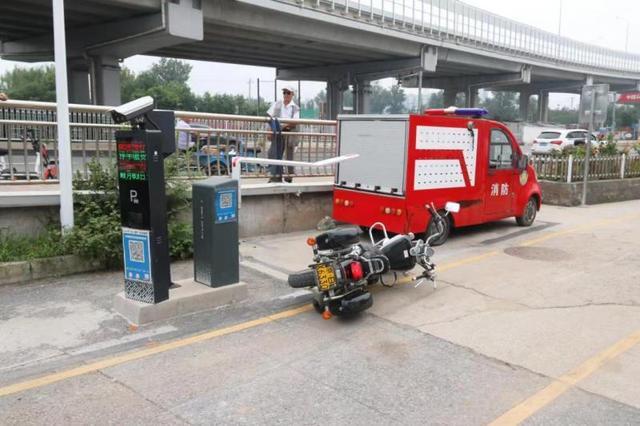 警探号｜男子喝半斤白酒骑摩托车撞上小区闸杆 北京交警：涉嫌危险驾驶将担刑事责任