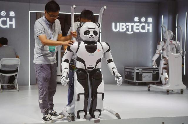 半两财经｜今年世界机器人大会哪些机器人最亮眼？北青报记者带您抢先看
