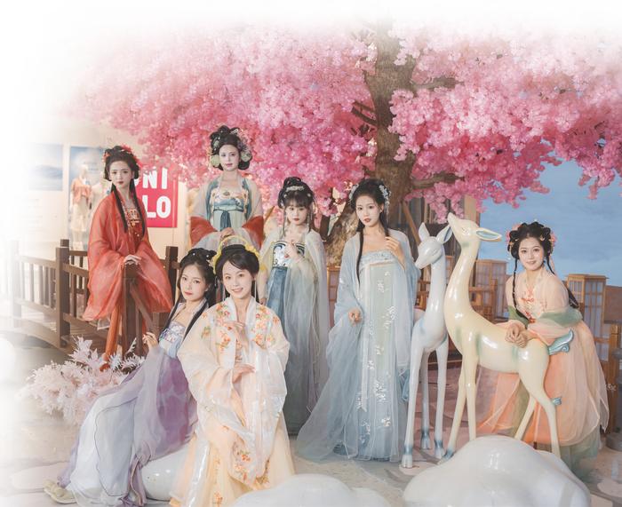 南宁爱琴海城市广场推出七夕秘境5米巨型姻缘树等场景,营造满满的仪式感 (商家供图)