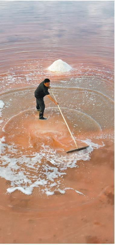 陕西唯一的湖盐产区，拥有我国最古老的盐湖之一 定边盐湖美如画