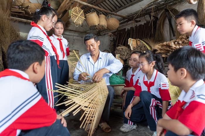 安徽芜湖：学习竹编工艺 传承非遗文化