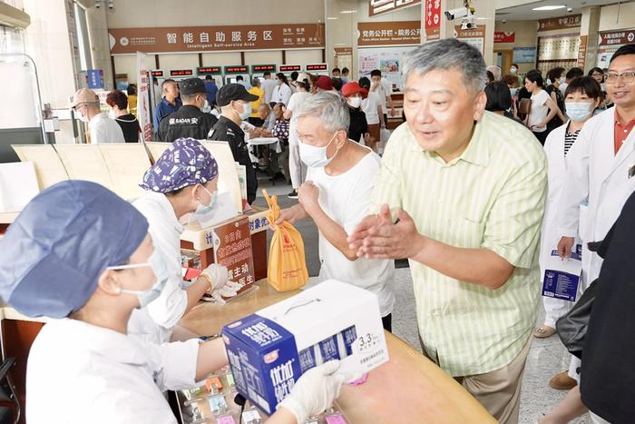 上海医药卫生行风建设促进会、尚医医务工作者奖励基金会代表社会慰问一线医务