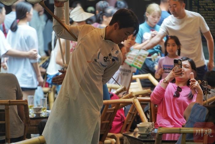 C视频︱深谙成都生活 外地客在百年鹤鸣茶社感受惬意生活