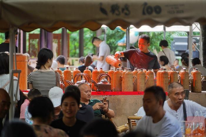 C视频︱深谙成都生活 外地客在百年鹤鸣茶社感受惬意生活