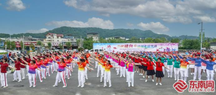 福州举办第十五届全民健身日广场舞展演活动