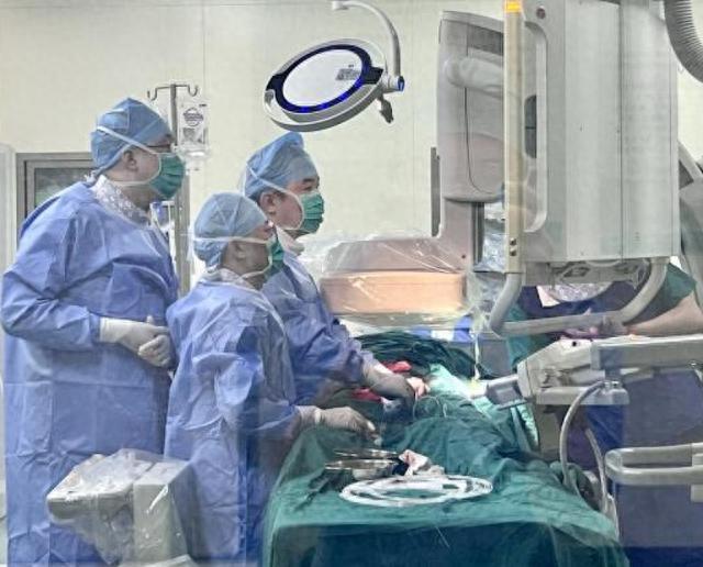 患者的血管一根都不能少！浦东医院创新“八爪鱼体内拼装术”