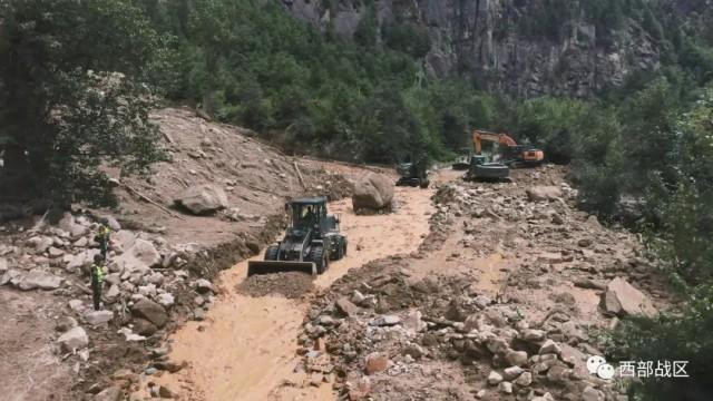 川藏线突发山洪泥石流 武警官兵紧急驰援