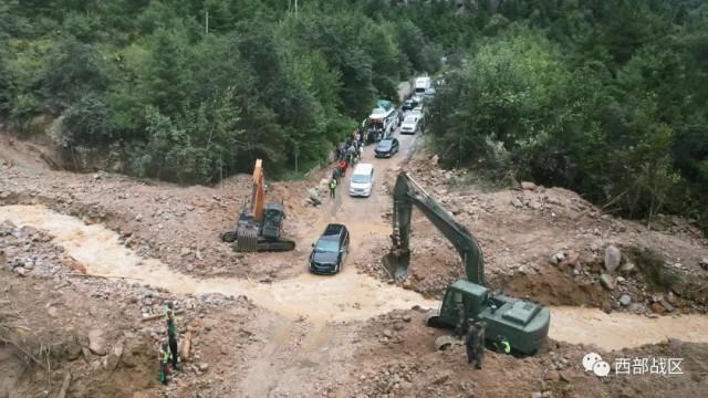 川藏线突发山洪泥石流 武警官兵紧急驰援