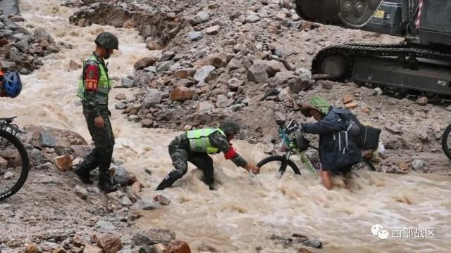 川藏线突发山洪泥石流 武警官兵紧急驰援