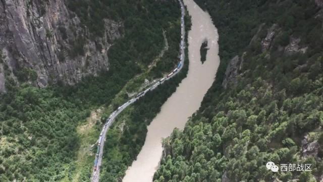 川藏线突发山洪泥石流 武警官兵紧急驰援