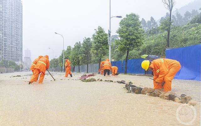 重庆南川：普降暴雨多处积水 城市管理部门紧急排涝及时疏通