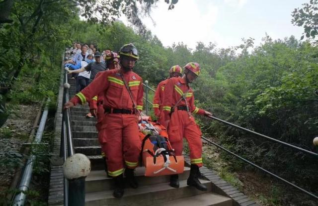 游客山顶突发心脏病 北京怀柔消防紧急救援