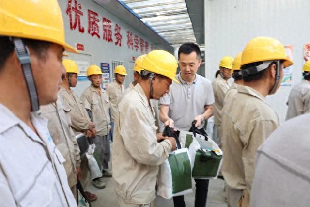 新长宁集团领导高温慰问基层员工