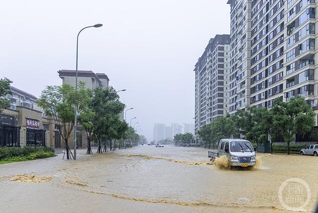 重庆南川：普降暴雨多处积水 城市管理部门紧急排涝及时疏通