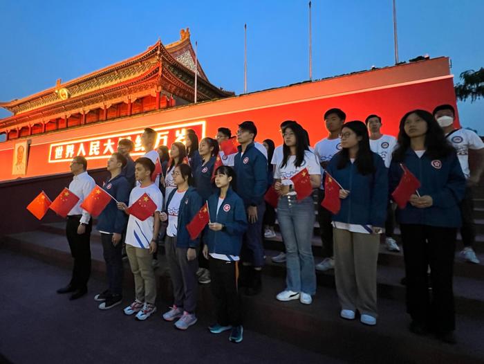 在圆明园，邓炳强对香港青年说……