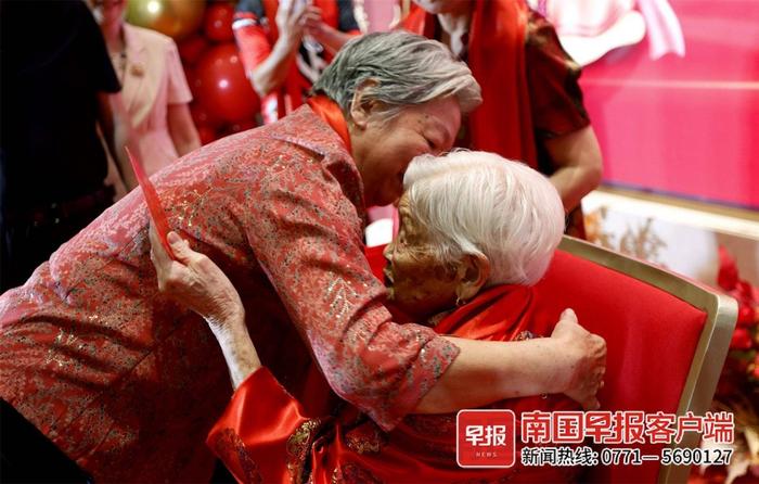 是幸福的感觉！南宁80岁老人告白100岁的母亲