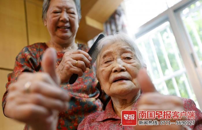 是幸福的感觉！南宁80岁老人告白100岁的母亲