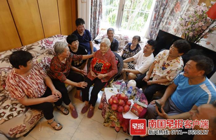 是幸福的感觉！南宁80岁老人告白100岁的母亲