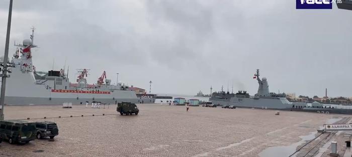 “特里布茨海军上将”号和“阿尔达尔∙齐坚扎波夫”号在青岛港 图源：塔斯社