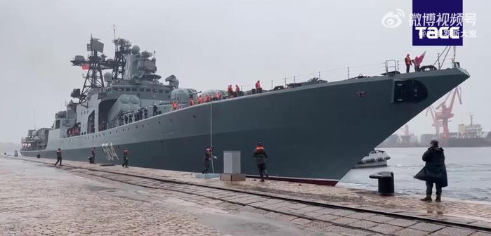 “特里布茨海军上将”号和“阿尔达尔∙齐坚扎波夫”号在青岛港 图源：塔斯社