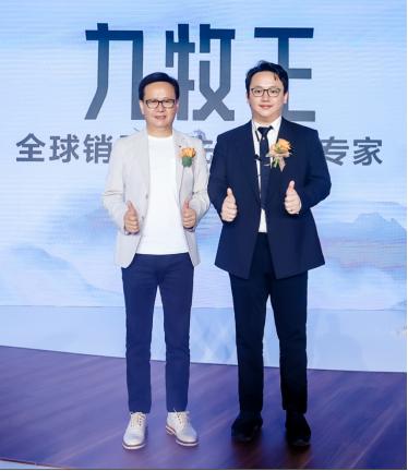 【左一为董事长林聪颖先生,右一为董事副总经理林泽桓先生】