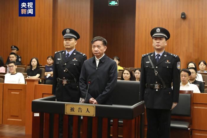 “挖矿老虎”肖毅，一审被判无期！受贿超1.25亿元，曾出镜忏悔：“我是抚州人民的罪人”