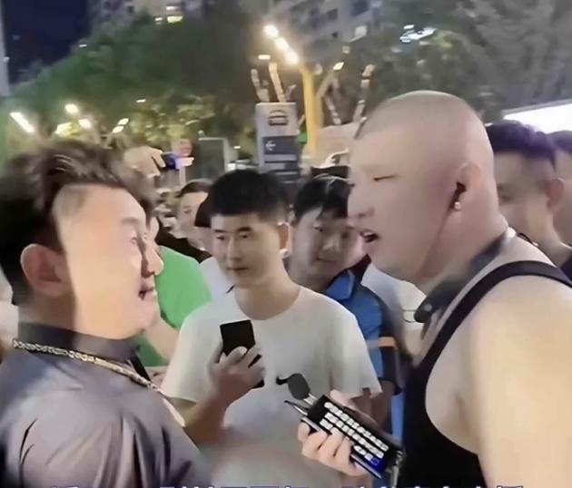二驴与对方“对峙”(图源:直播截图)