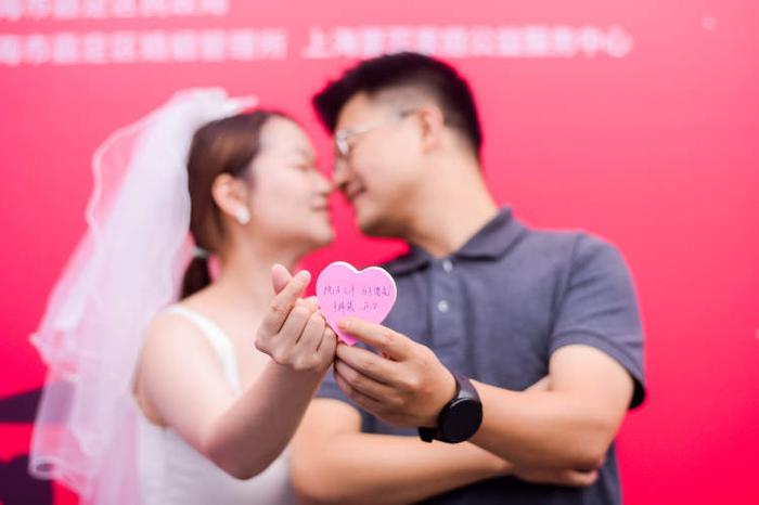 七夕新人演绎“中国式浪漫”！上海办理结婚登记1338对