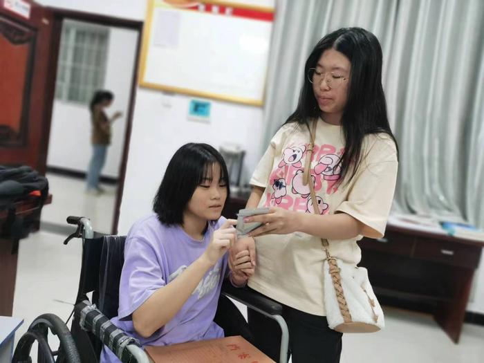 7岁遭遇车祸失去双腿 轮椅女孩奋发图强考上大学