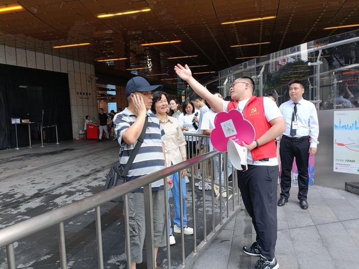 上海中心大厦游客爆发式增长 大客流服务保障的秘诀是他们