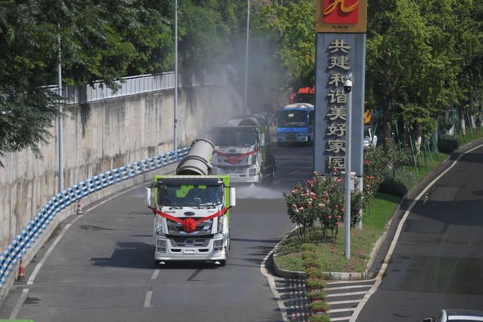 三台新能源环卫作业车正式交付 重庆首次引进纯电动多功能抑尘车