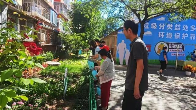 “绿荫提升行动”丰台街道东大街西里社区“爱心花园”揭牌