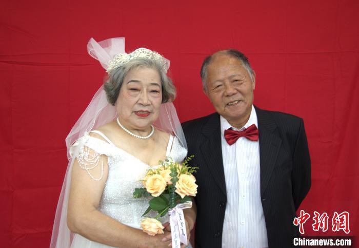江西南昌：金婚银婚夫妻重温幸福浪漫