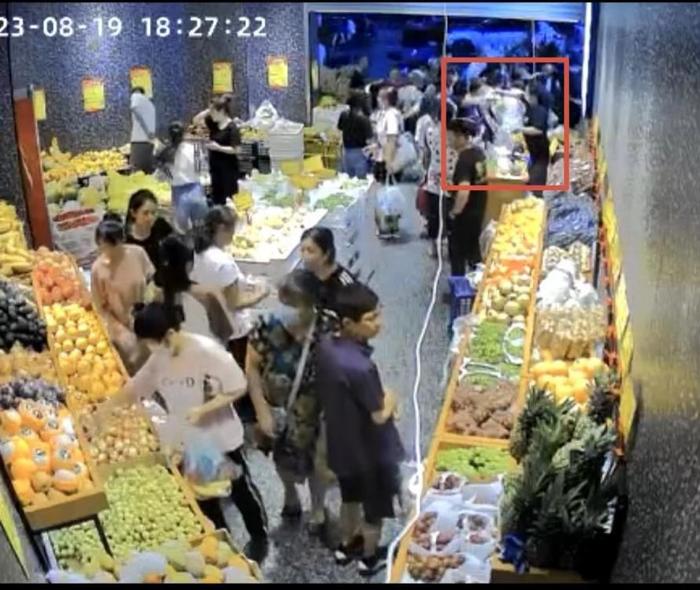↑事发水果店视频监控截图