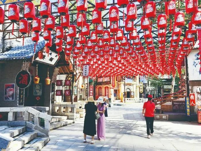 在“莲花岛”穿越电影场景 游客为长春城市文化点赞