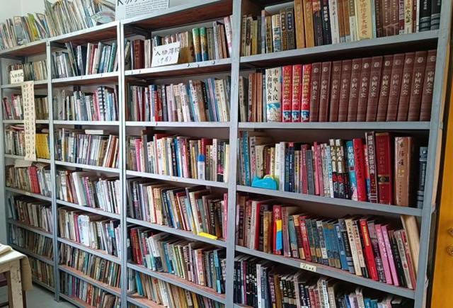 湖南邵阳一老人20年募集5.4万册图书 为乡村建起公益图书馆 16名义工轮流值班