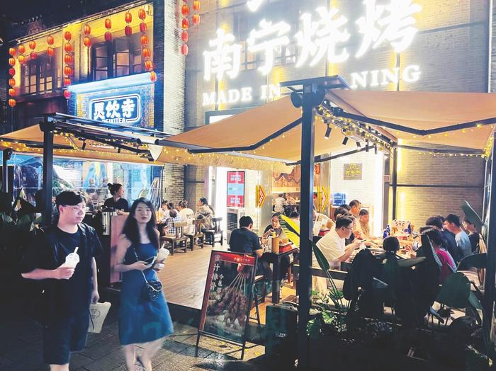 ▲消费者在南宁各大餐饮门店消费美食