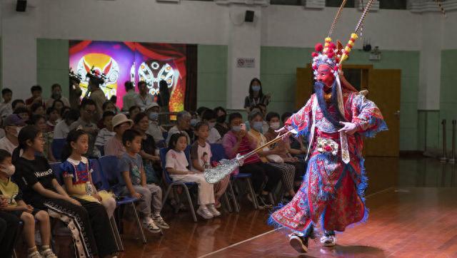 江南丝竹、街舞、杂技轮番上演……这个社区纳凉晚会观众席上坐满了“老外”