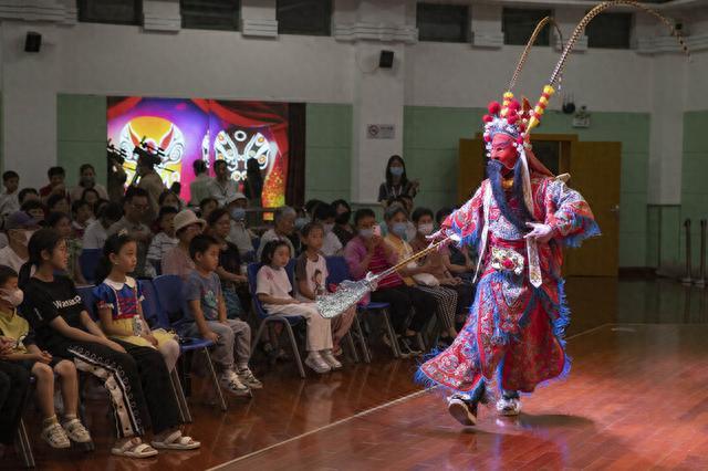 江南丝竹、街舞、杂技轮番上演……这个社区纳凉晚会观众席上坐满了“老外”