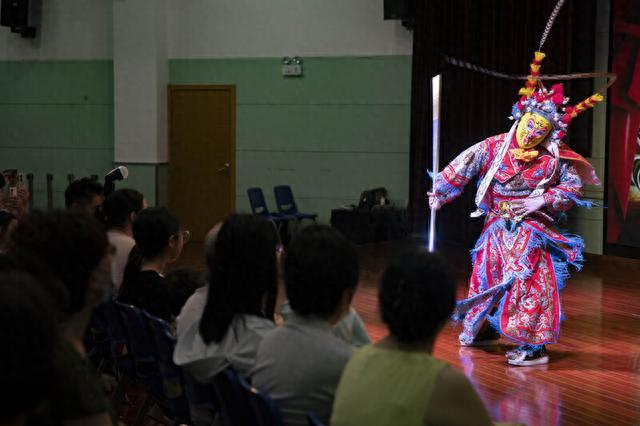 江南丝竹、街舞、杂技轮番上演……这个社区纳凉晚会观众席上坐满了“老外”